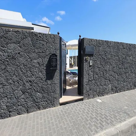 Cosy Lanzarote 3 Bedrooms Heated Pool Honey *